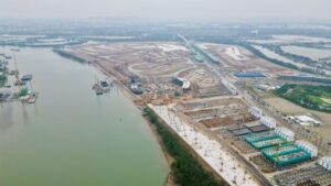 Công trường đảo Vũ Yên - 3 cây cầu quan trọng kết nối đảo Vũ Yên với huyện Thủy Nguyên và nội đô Hải Phòng, bao gồm: cầu Vũ Yên 1 đã hoàn thành và đưa vào sử dụng, cầu Vũ Yên 2 đã có trong quy hoạch, còn cầu Máy Chai đã gần xong 2 phần mố trụ cầu giữa sông. Đường dẫn của cầu Máy Chai phía đảo Vũ Yên đã được Chủ đầu tư tập trung thi công khá nhanh. Tuy nhiên, đường dẫn phía bên nội thành Hải Phòng vẫn đang còn vướng mặt bằng.