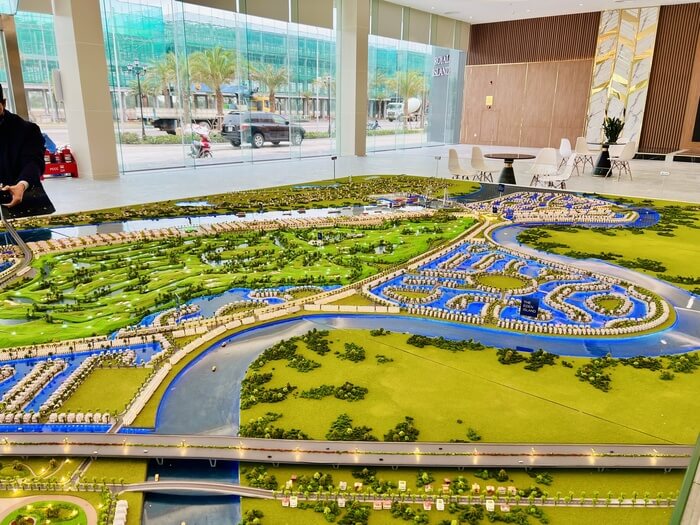 Côn gtruownfg đảo Vũ Yên - Khu nhà điều hành và sa bàn tổng thể của dự án đã được Chủ đầu tư hoàn thiện 100%. Quan sát sa bàn dự án, có thể thấy trong tương lai gần, đảo Vũ Yên có đến 3 cây cầu lớn kết nối giao thông, bắc qua sông Ruột Lợn và sông Cấm.